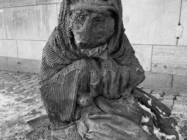 Hemlös Räv, 2009, by Laura Ford