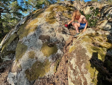 Climbing rocks in Adriansnäs copyright Viktorious.se
