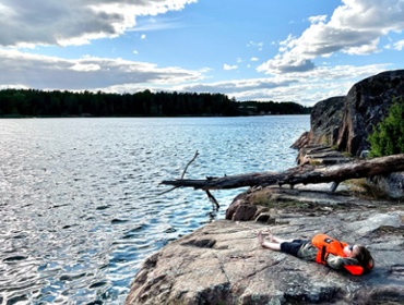 Relaxing by the sea in Adriansnäs copyright Viktorious.se