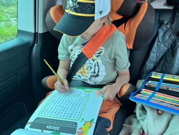Reading and activities in the car copyright Viktorious.se